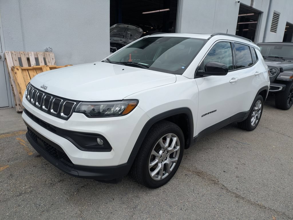Used 2022 Jeep Compass Latitude w/ Sun and Sound Group AWD/4WD image 10