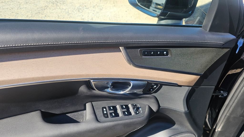 Certified 2025 Volvo XC90 B6 Plus image 19
