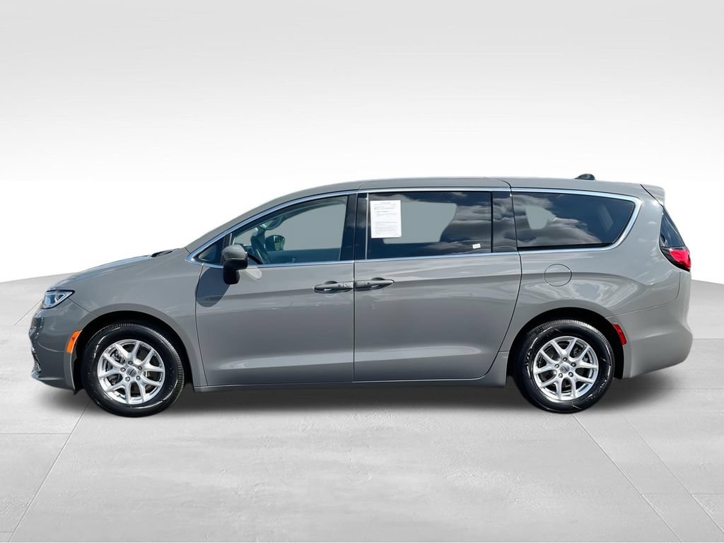 Used 2023 Chrysler Pacifica Touring-L FWD image 5