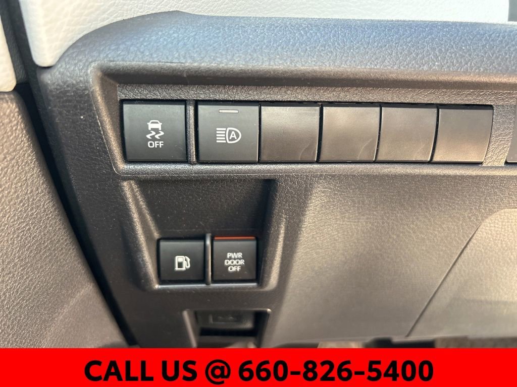 Used 2025 Toyota Sienna LE image 19
