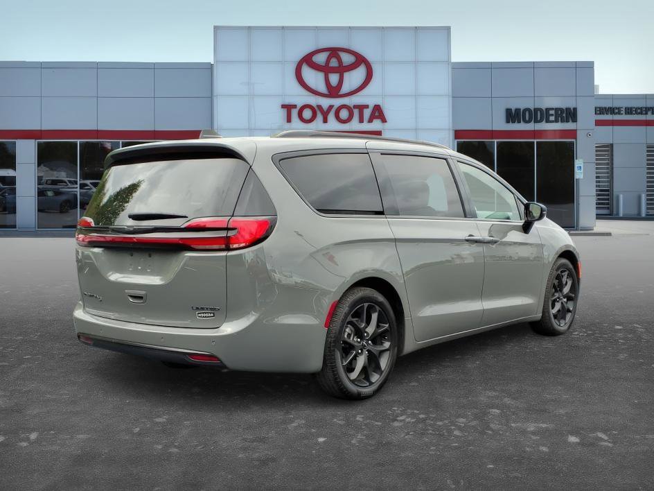 Used 2025 Chrysler Pacifica Limited FWD image 6