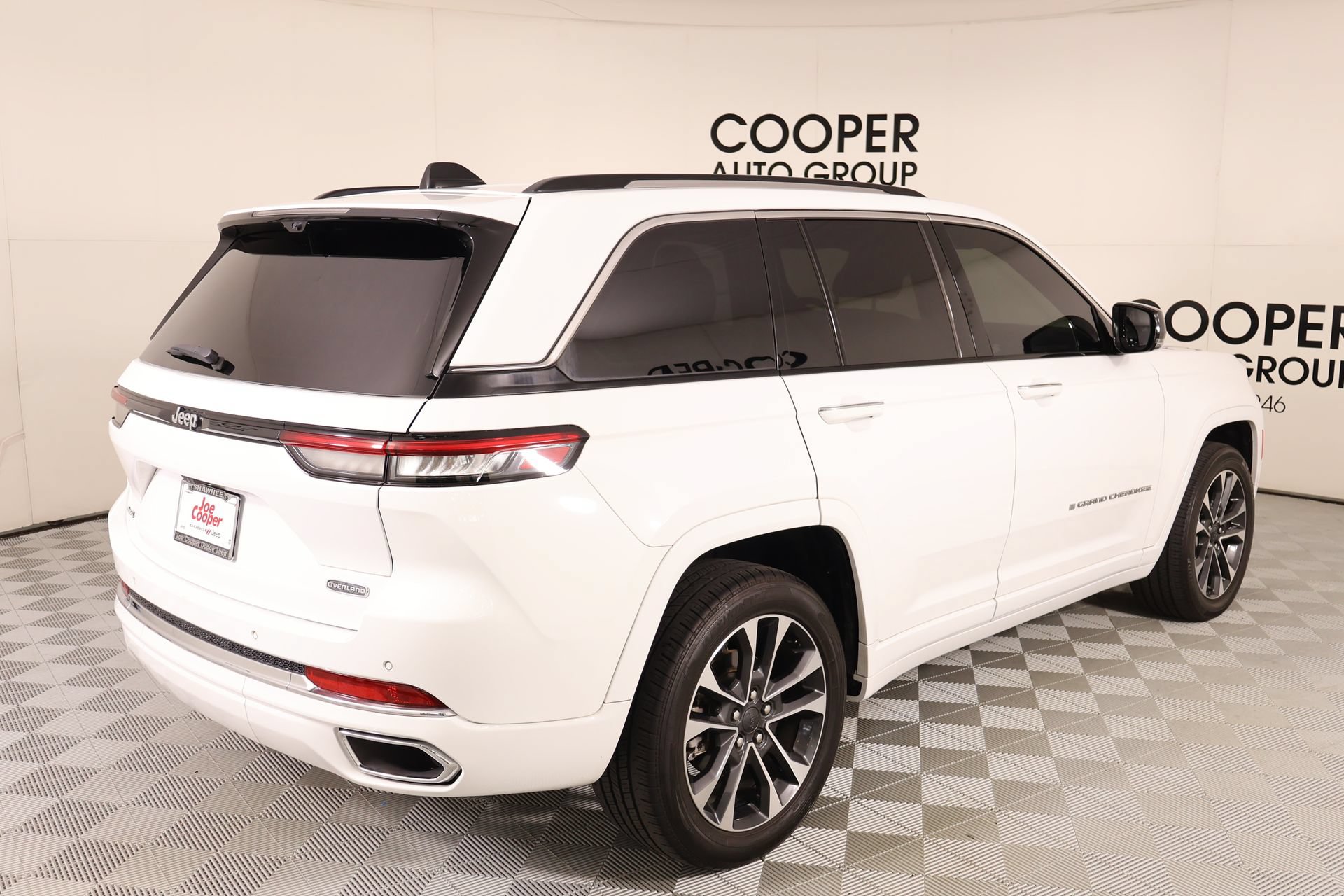 Used 2023 Jeep Grand Cherokee Overland w/ Luxury Tech Group IV AWD/4WD image 22