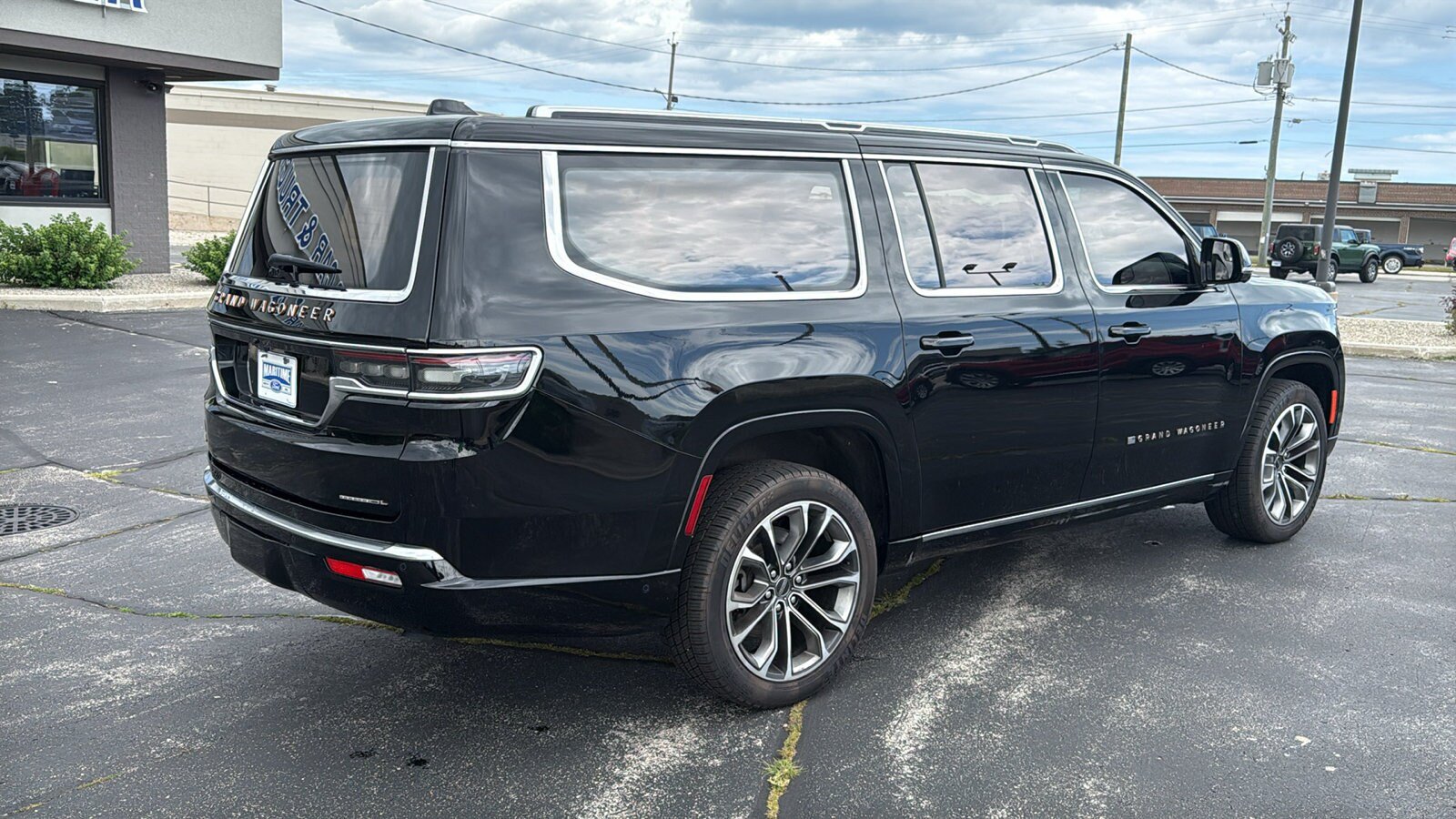 Used 2023 Jeep Grand Wagoneer L Series III w/ Rear Seat Video Group 1 AWD/4WD image 9