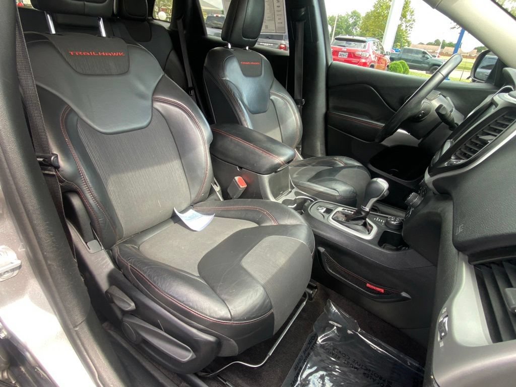 Used 2018 Jeep Cherokee Trailhawk AWD/4WD image 39