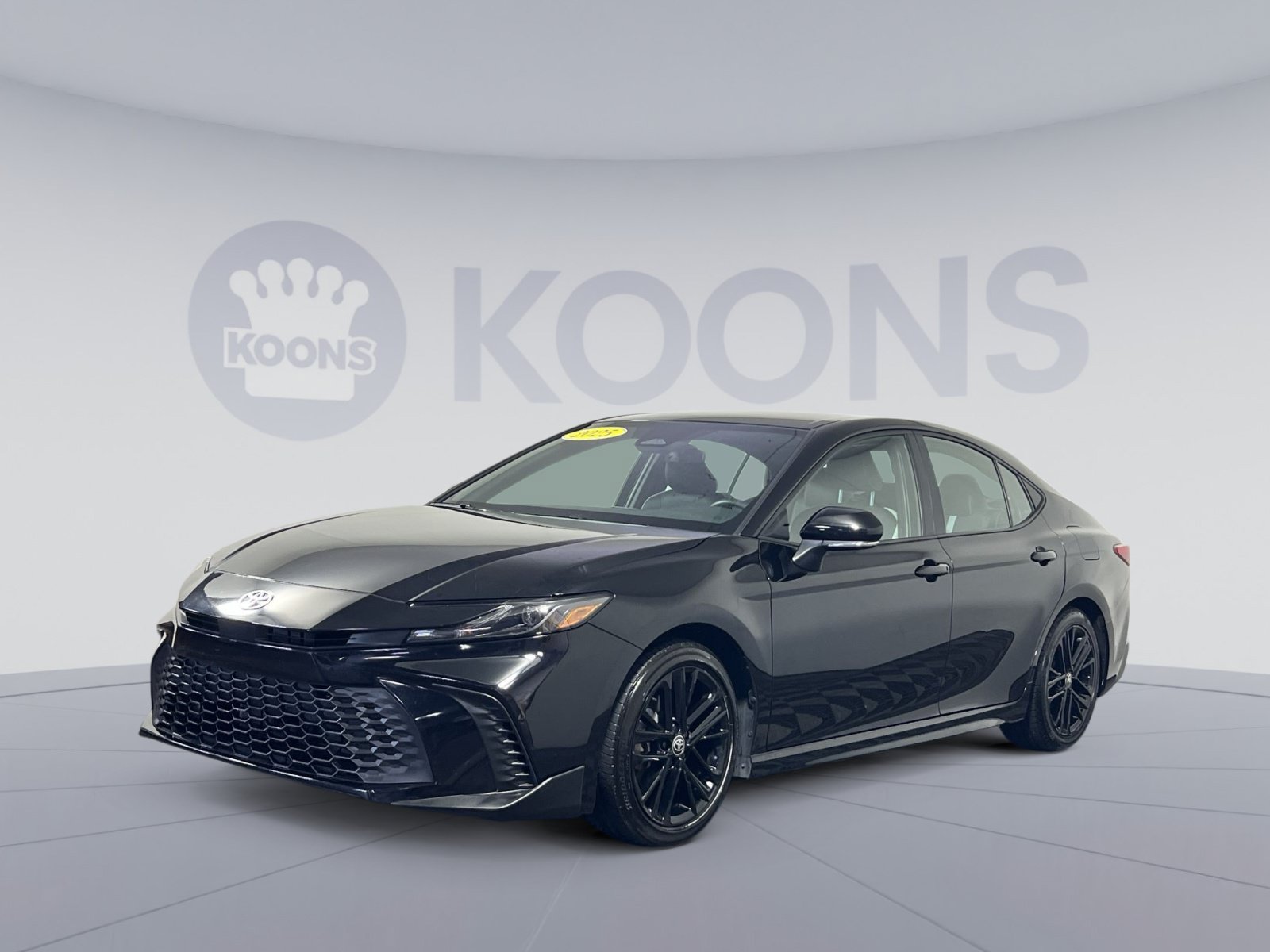 Used 2025 Toyota Camry SE FWD image 1