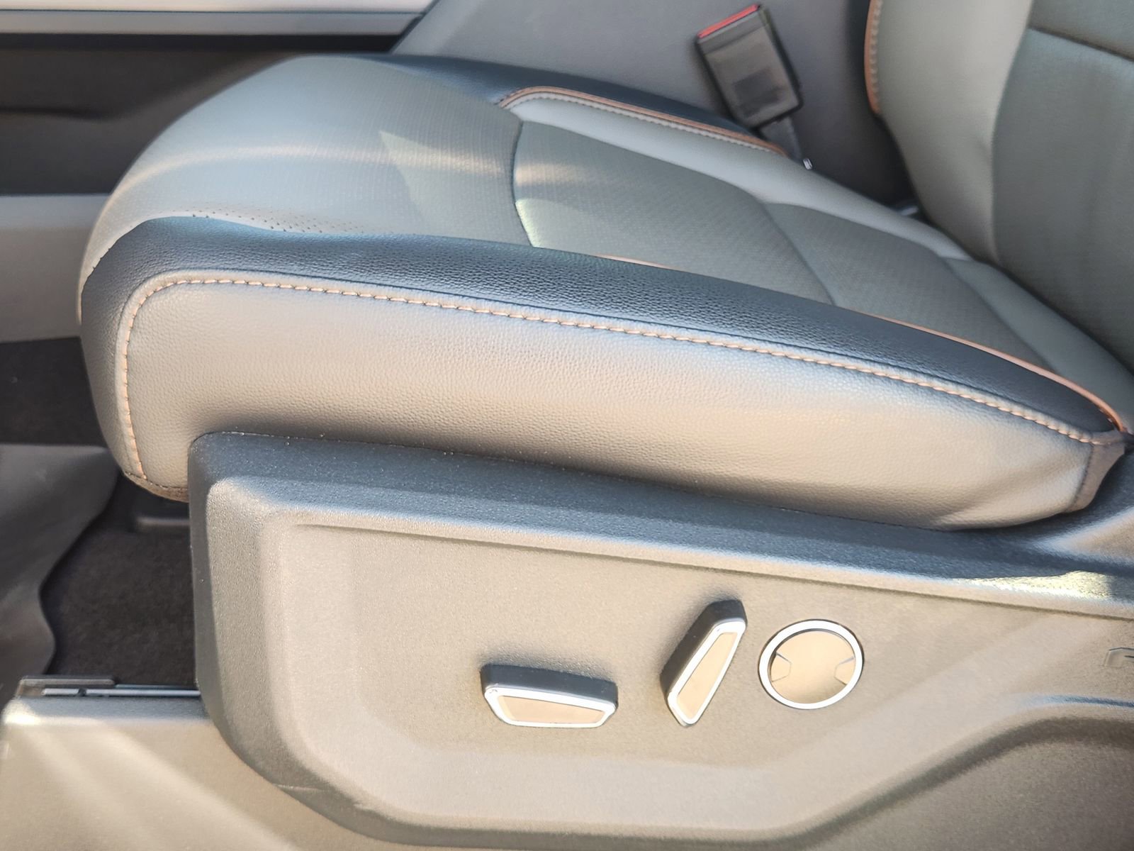 New 2025 Ford F150 Lariat w/ Equipment Group 502A High image 23