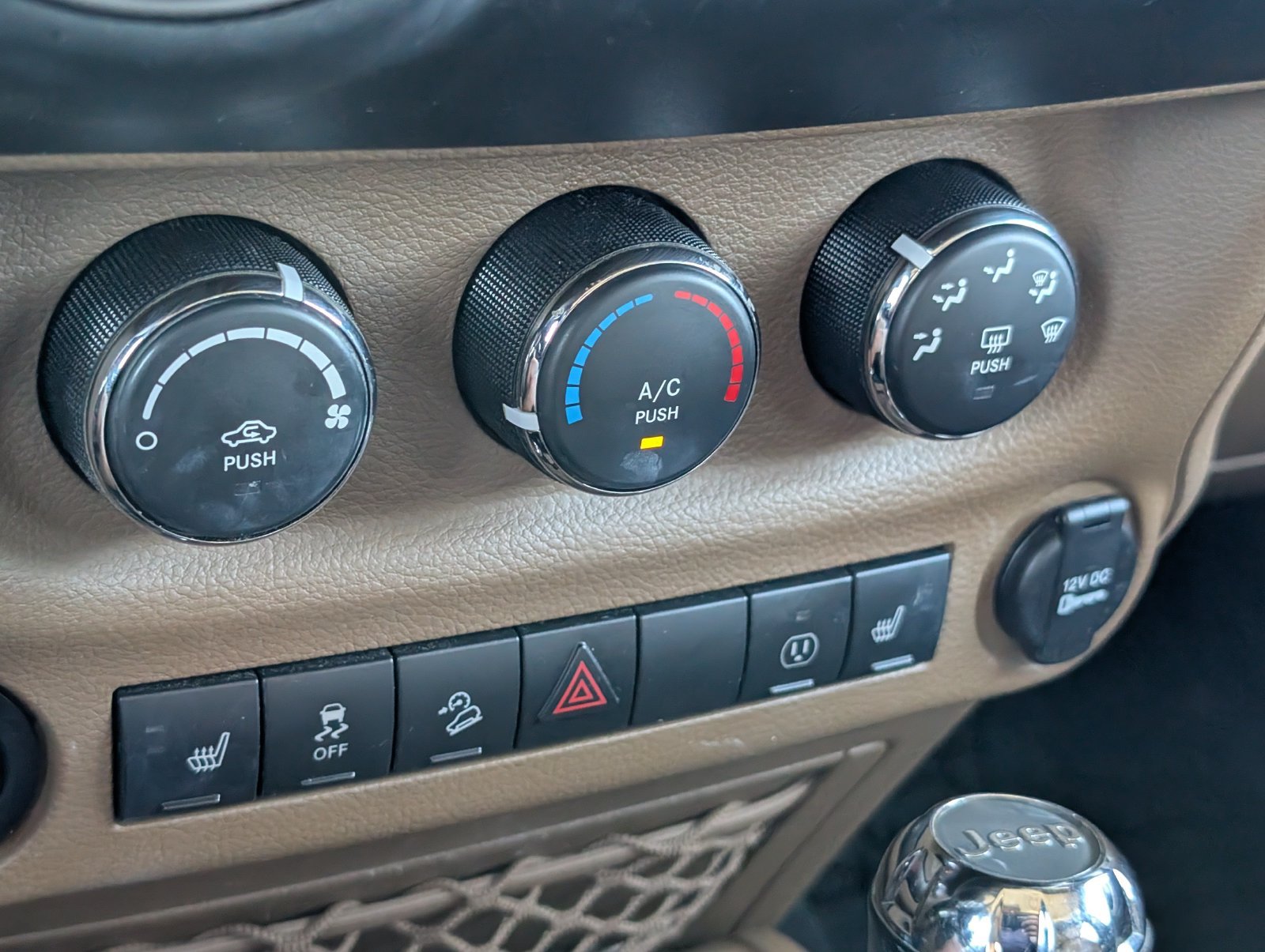 Used 2015 Jeep Wrangler Unlimited Sahara w/ Connectivity Group AWD/4WD image 20