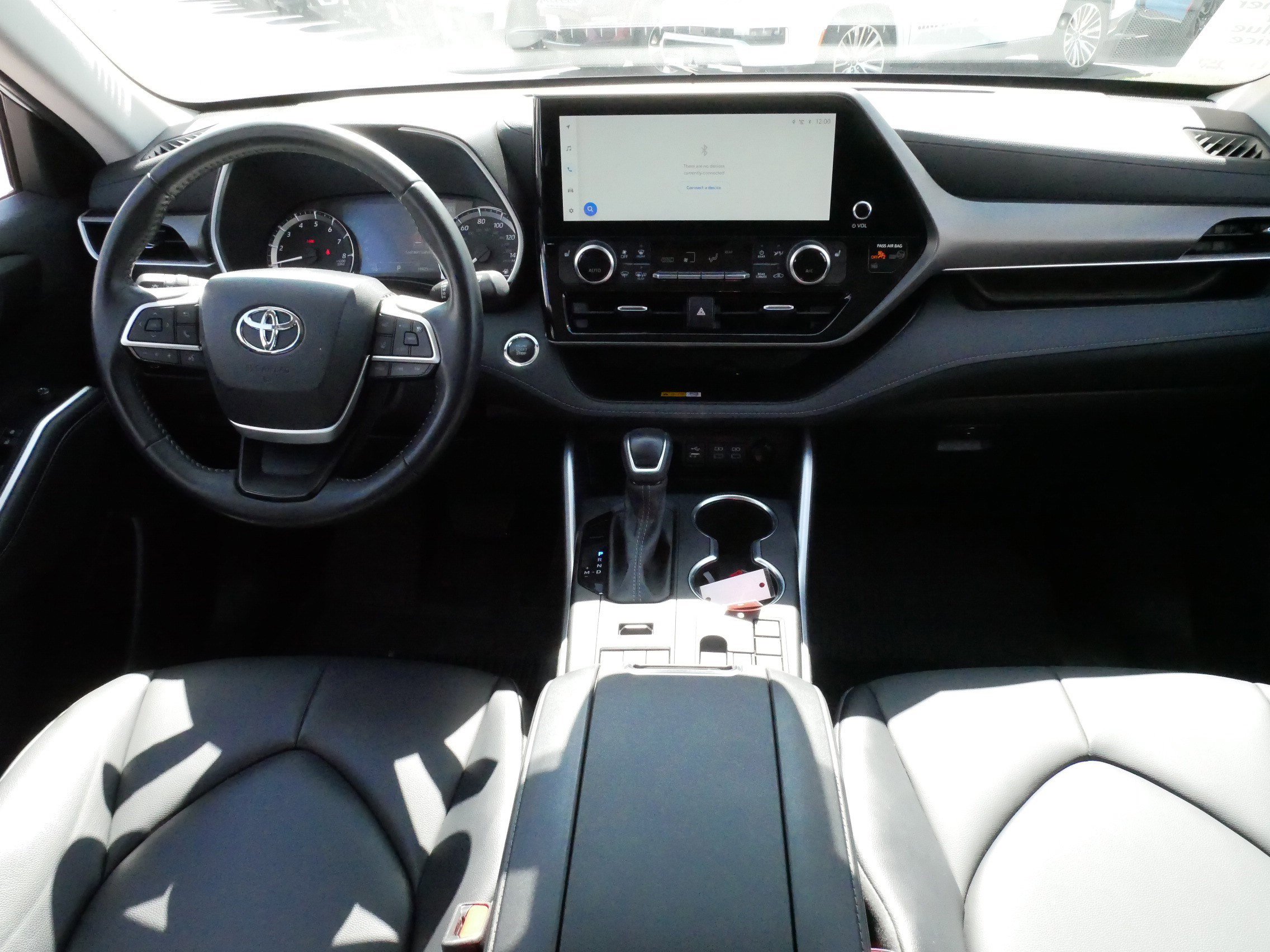 Used 2023 Toyota Highlander XLE AWD/4WD image 10