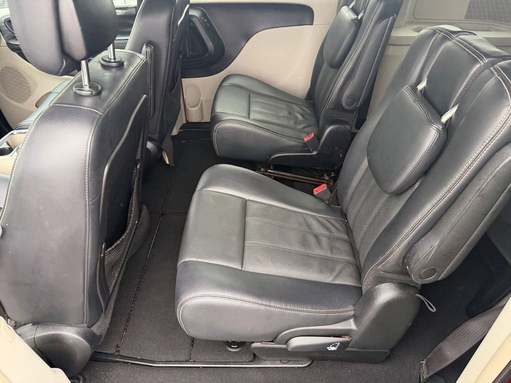 Used 2013 Chrysler Town & Country Touring-L FWD image 11