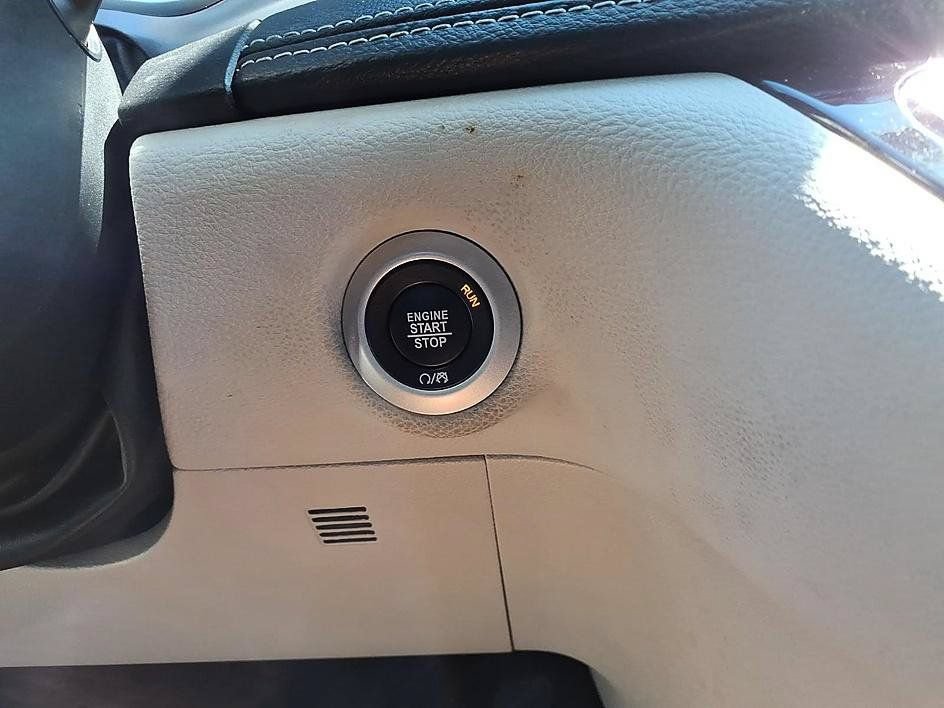 Used 2023 Chrysler Pacifica Touring-L FWD image 31