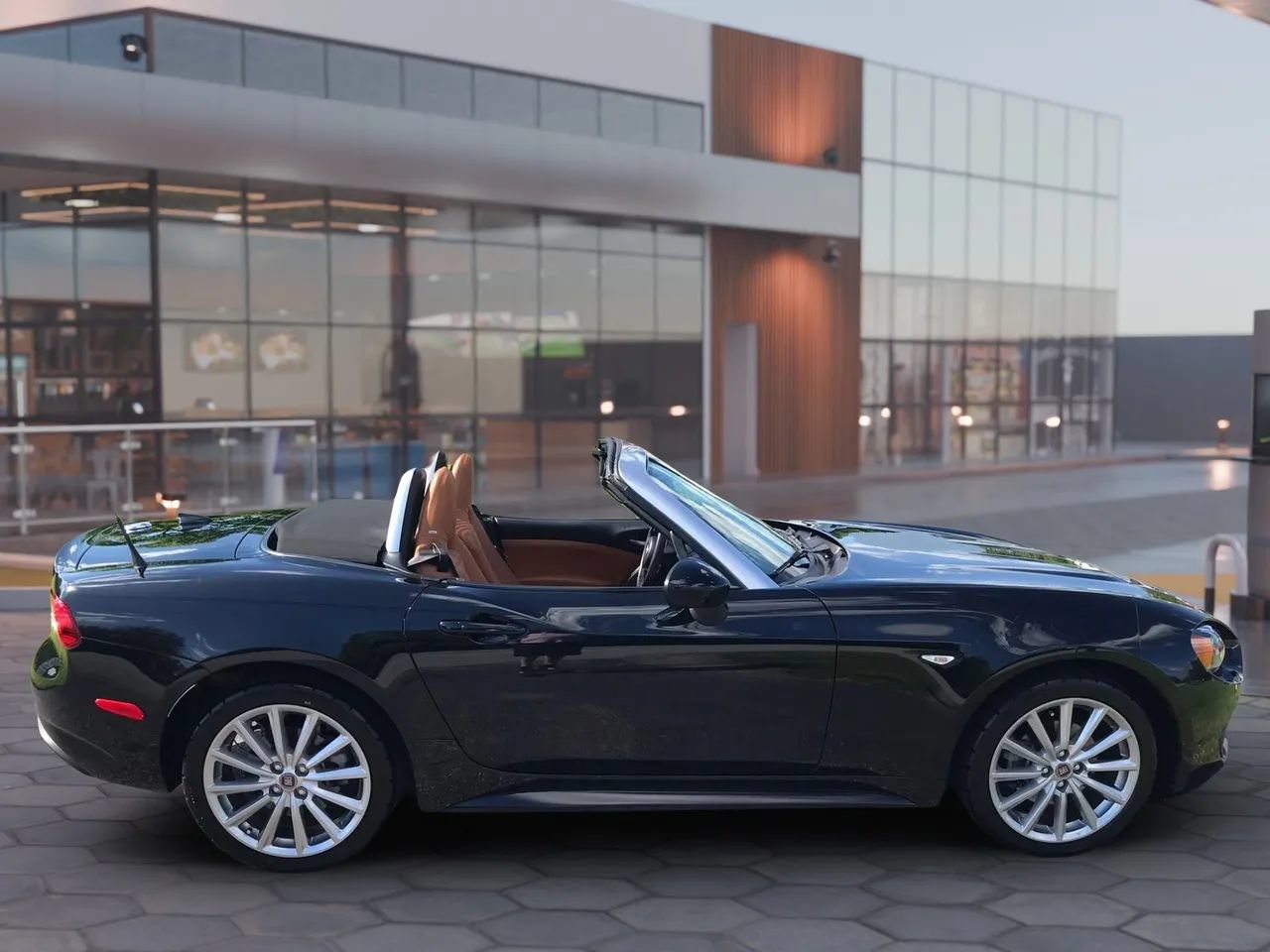 Used 2017 FIAT 124 Spider Lusso RWD image 4