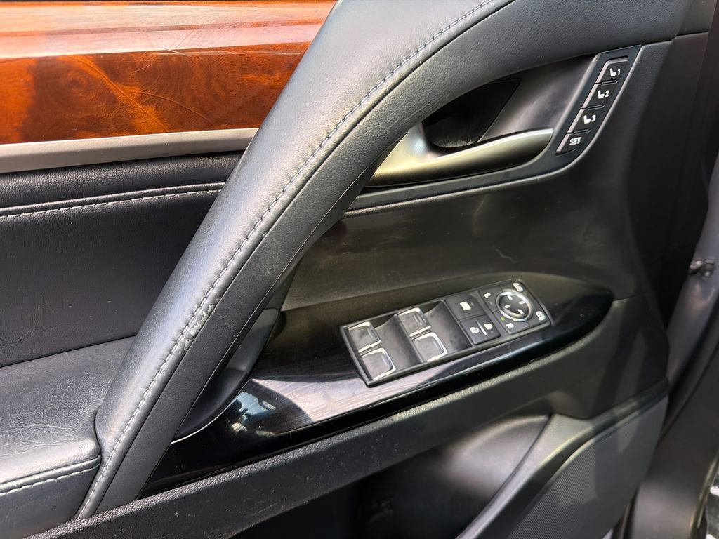 Used 2018 Lexus LX 570 4WD image 40