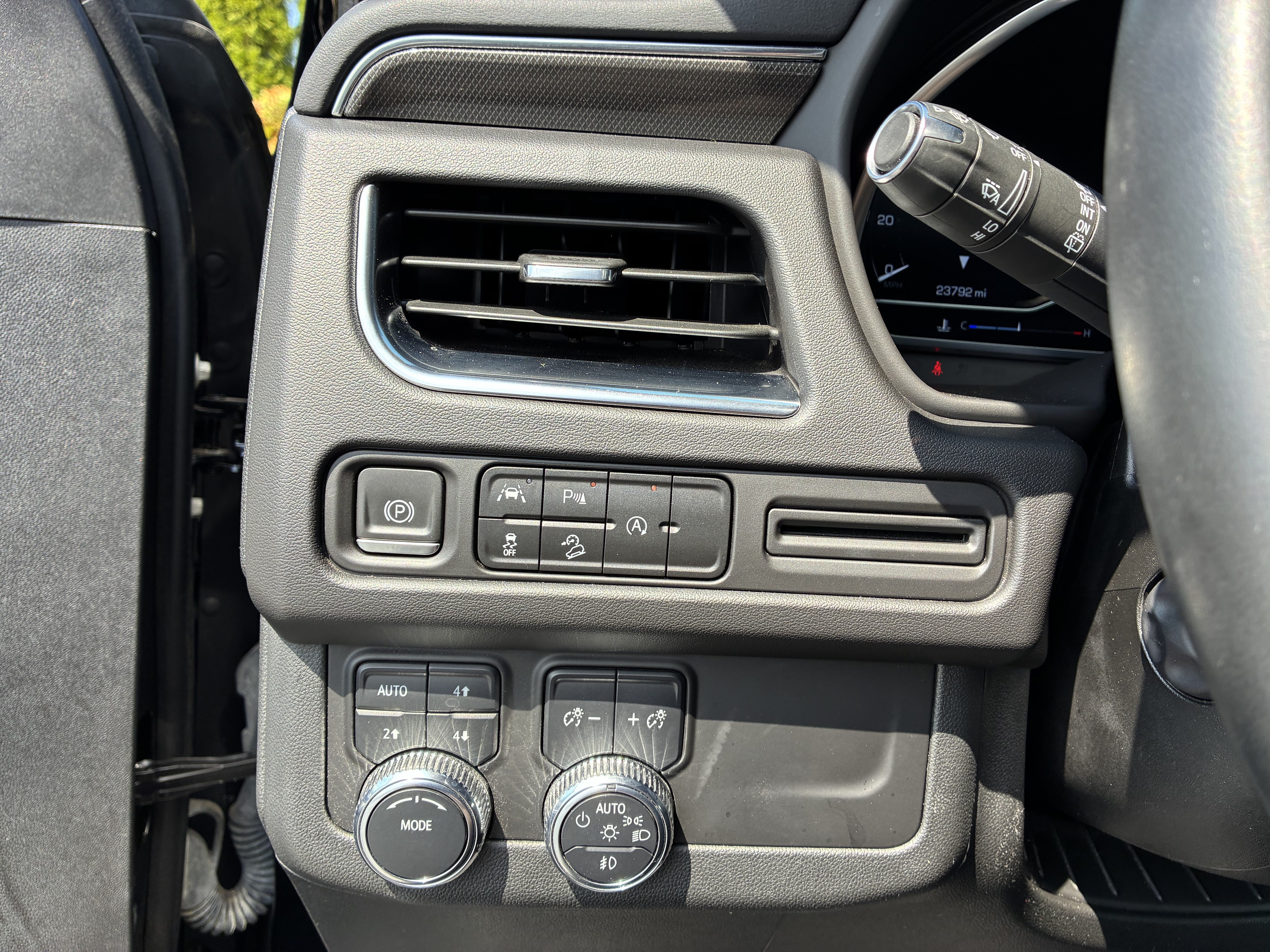 Used 2024 GMC Yukon AT4 AWD/4WD image 6