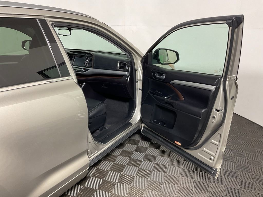 Used 2016 Toyota Highlander XLE image 30