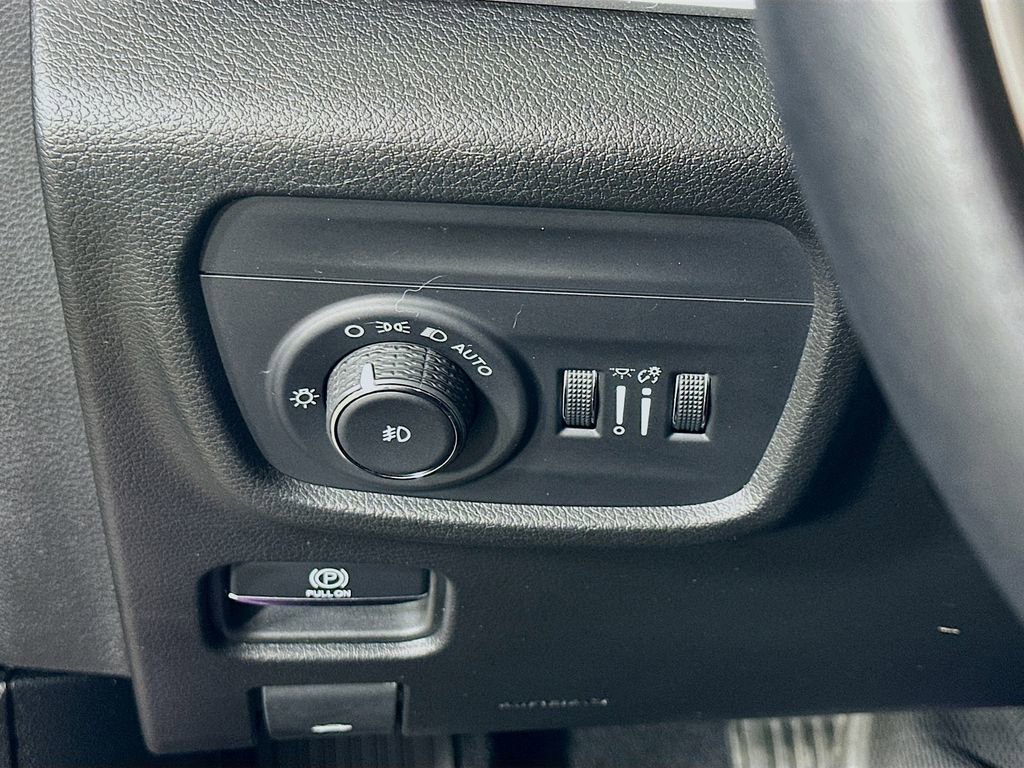 Used 2022 Jeep Grand Cherokee L Limited w/ Luxury Tech Group II image 23