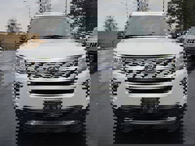 Used 2018 Ford Explorer XLT image 2