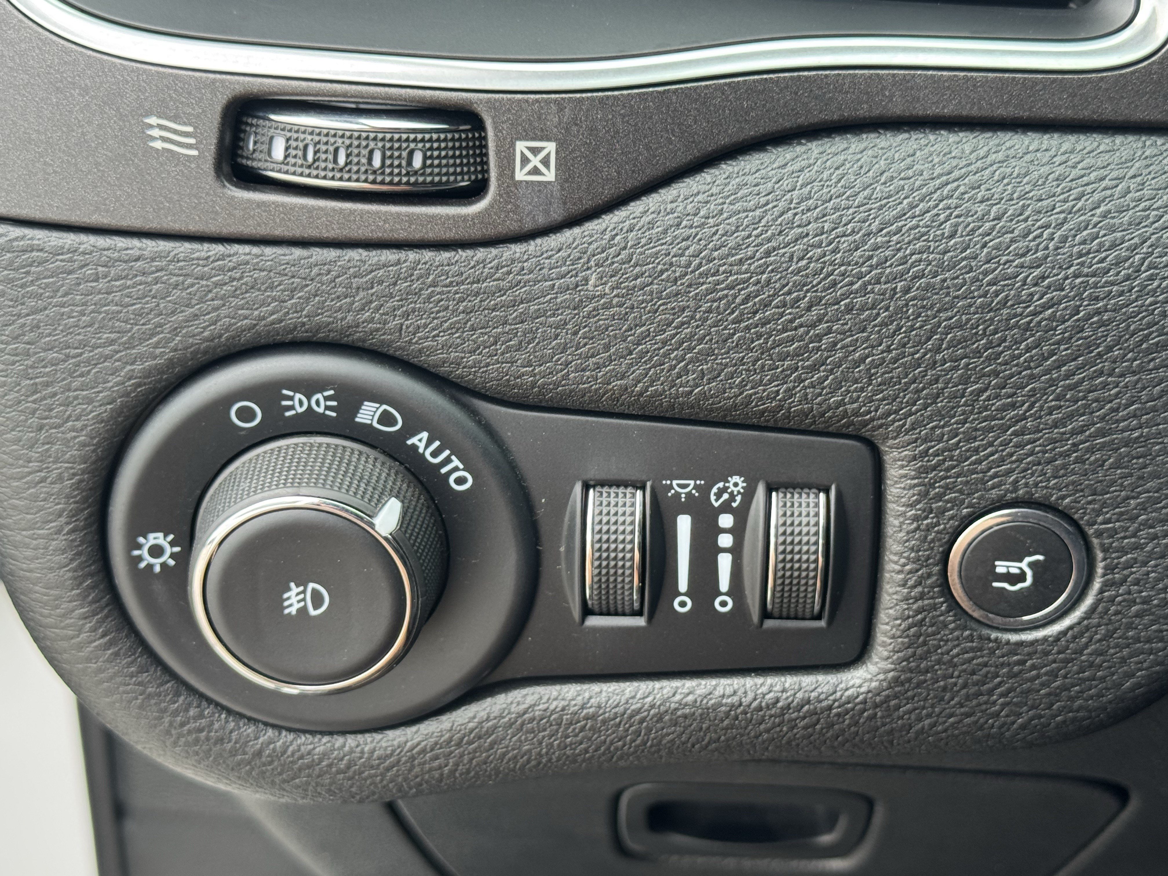 Used 2022 Jeep Cherokee Trailhawk w/ Comfort/Convenience Group AWD/4WD image 25
