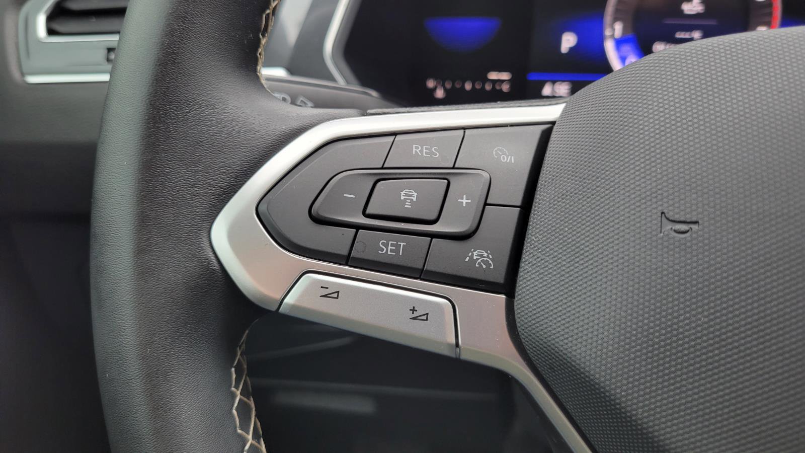 Used 2022 Volkswagen Tiguan SE w/ Panoramic Sunroof Package image 22