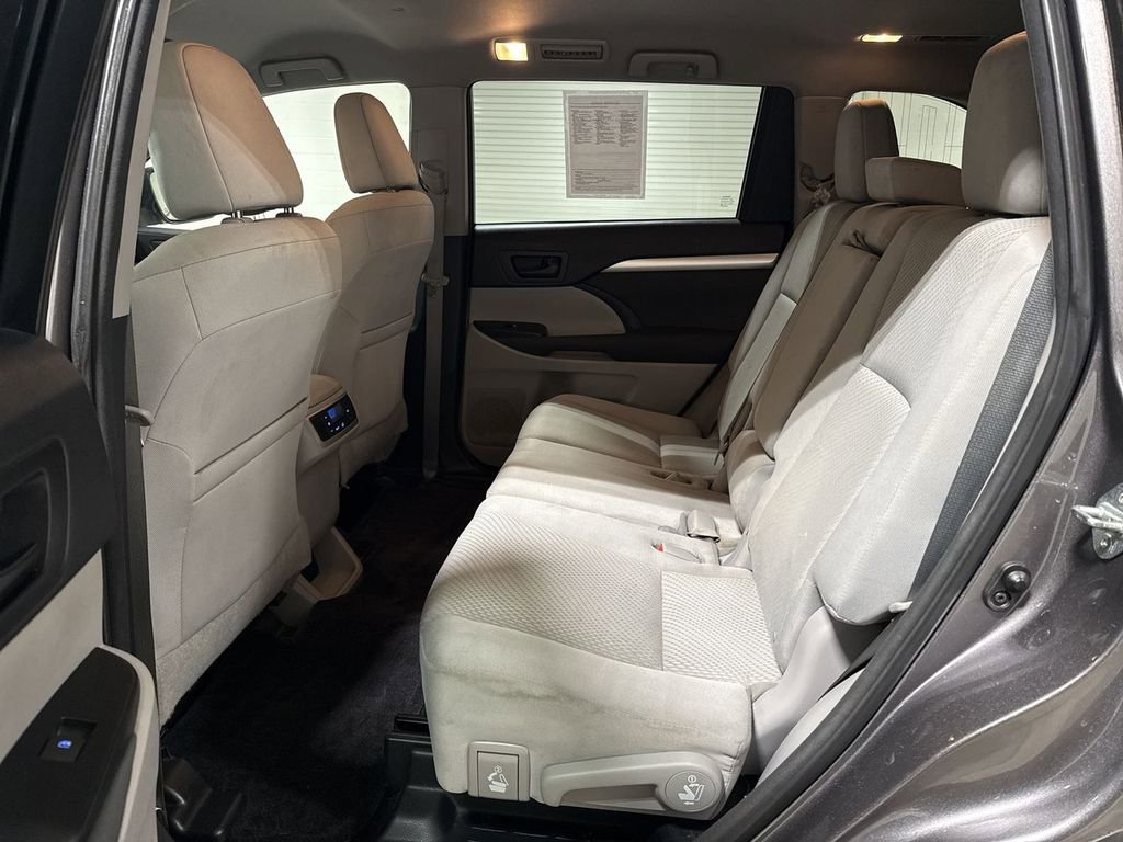 Used 2015 Toyota Highlander LE image 22