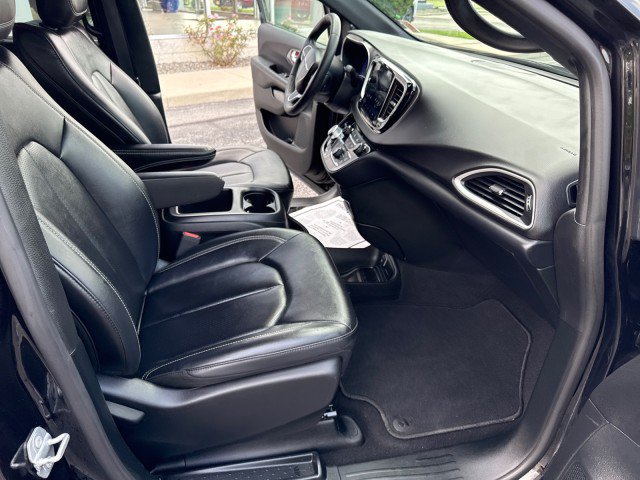 Used 2025 Chrysler Pacifica Select FWD image 35