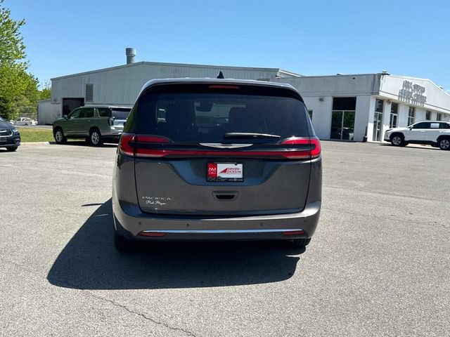 Used 2023 Chrysler Pacifica Touring-L FWD image 5