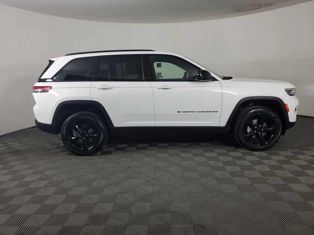 New 2025 Jeep Grand Cherokee Altitude image 3