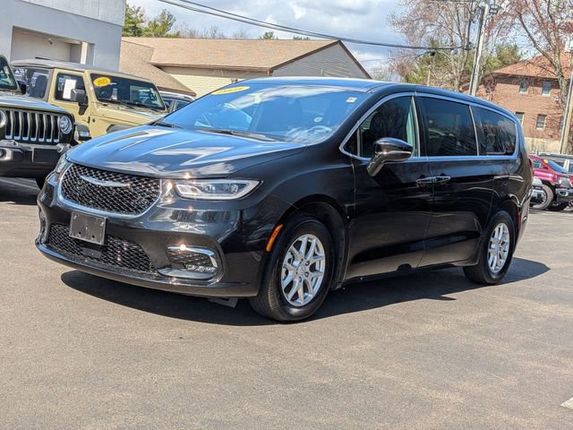 Used 2025 Chrysler Pacifica Select image 7