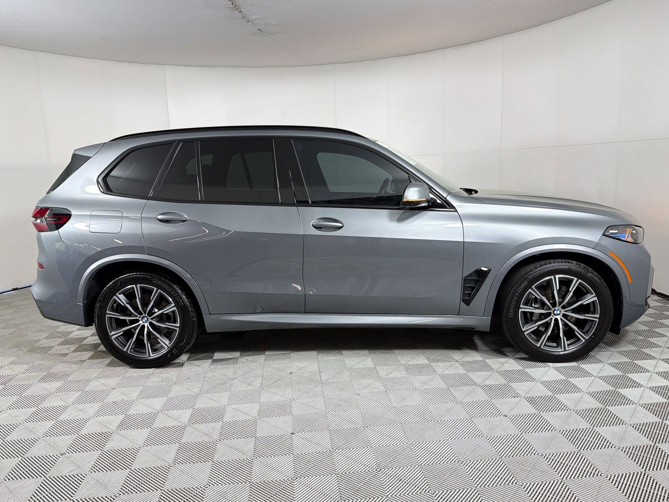 Used 2024 BMW X5 xDrive40i w/ M Sport Package image 8