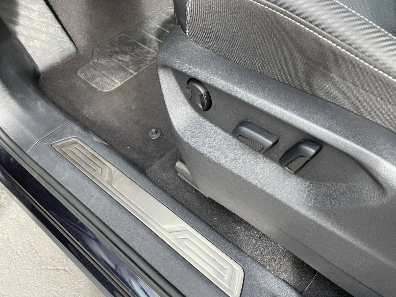 Used 2024 Volkswagen Atlas Cross Sport SE image 24