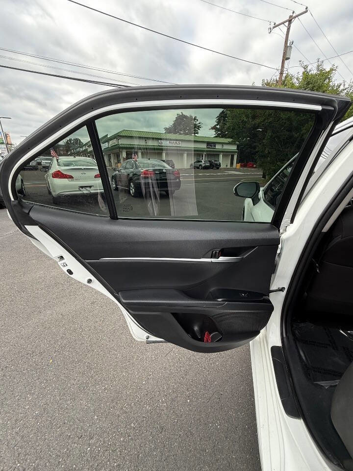 Used 2018 Toyota Camry L image 14