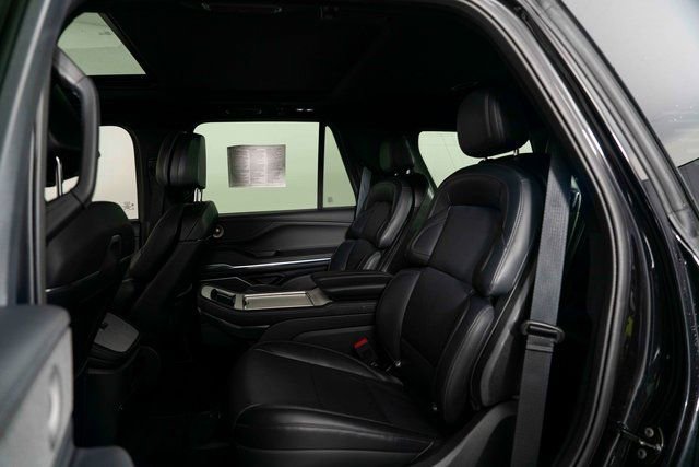 Used 2025 Lincoln Navigator Reserve w/ Jet Appearance Package image 13