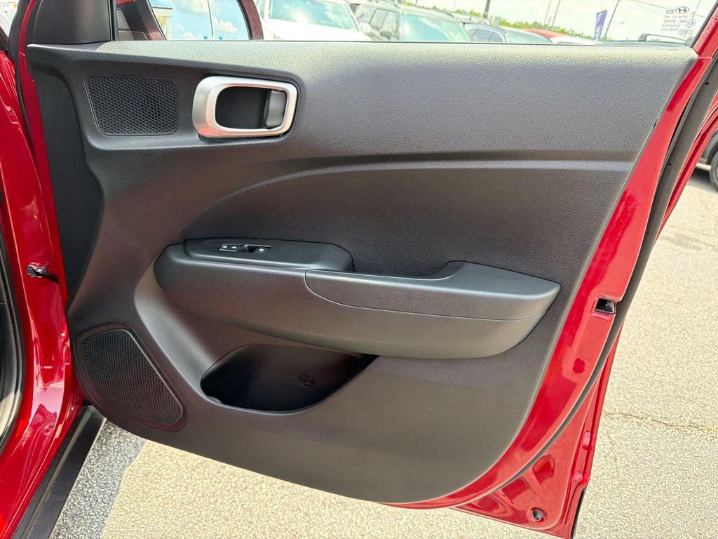 Used 2025 Hyundai Venue SE FWD image 14