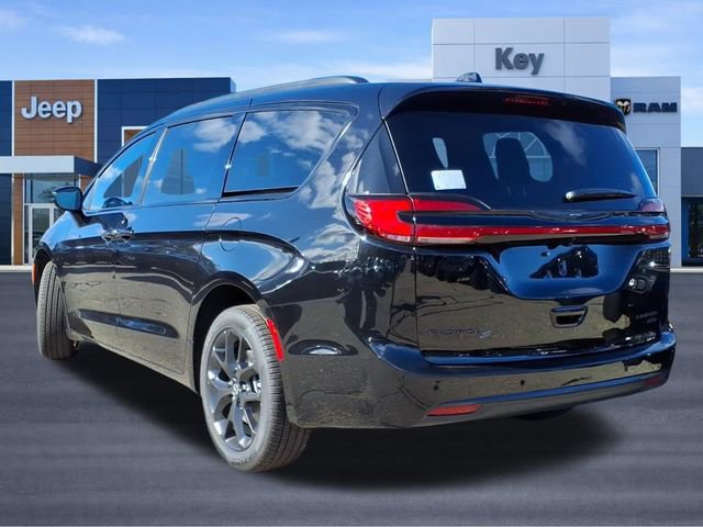 New 2026 Chrysler Pacifica Limited w/ S Appearance Package AWD/4WD image 4