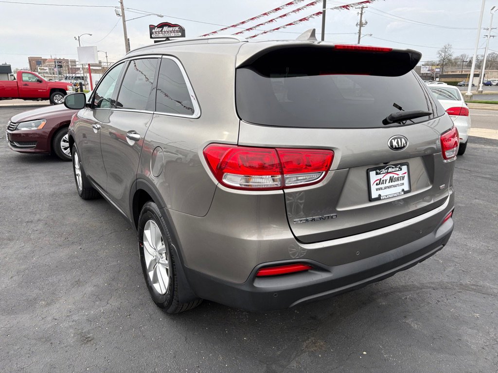 Used 2016 Kia Sorento LX w/ LX Convenience Package image 4