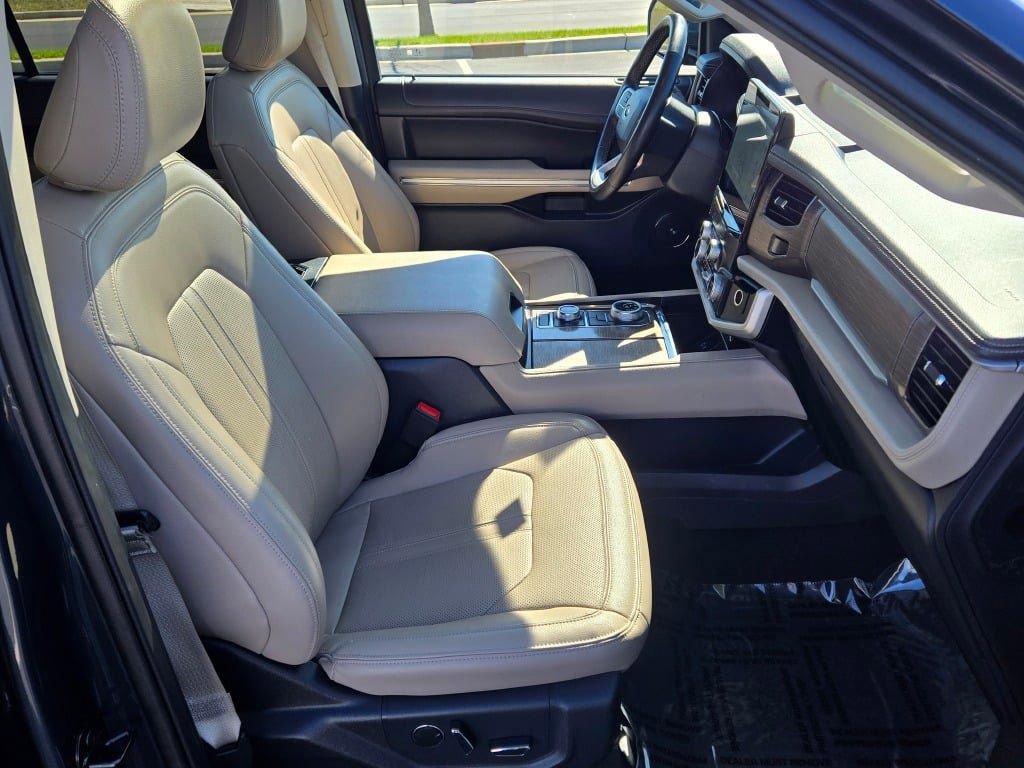 Used 2024 Ford Expedition Limited image 7