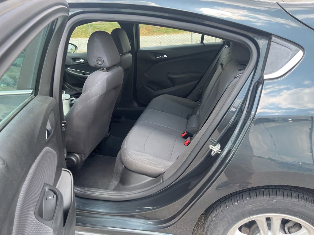Used 2018 Chevrolet Cruze LT w/ RS Package FWD image 10