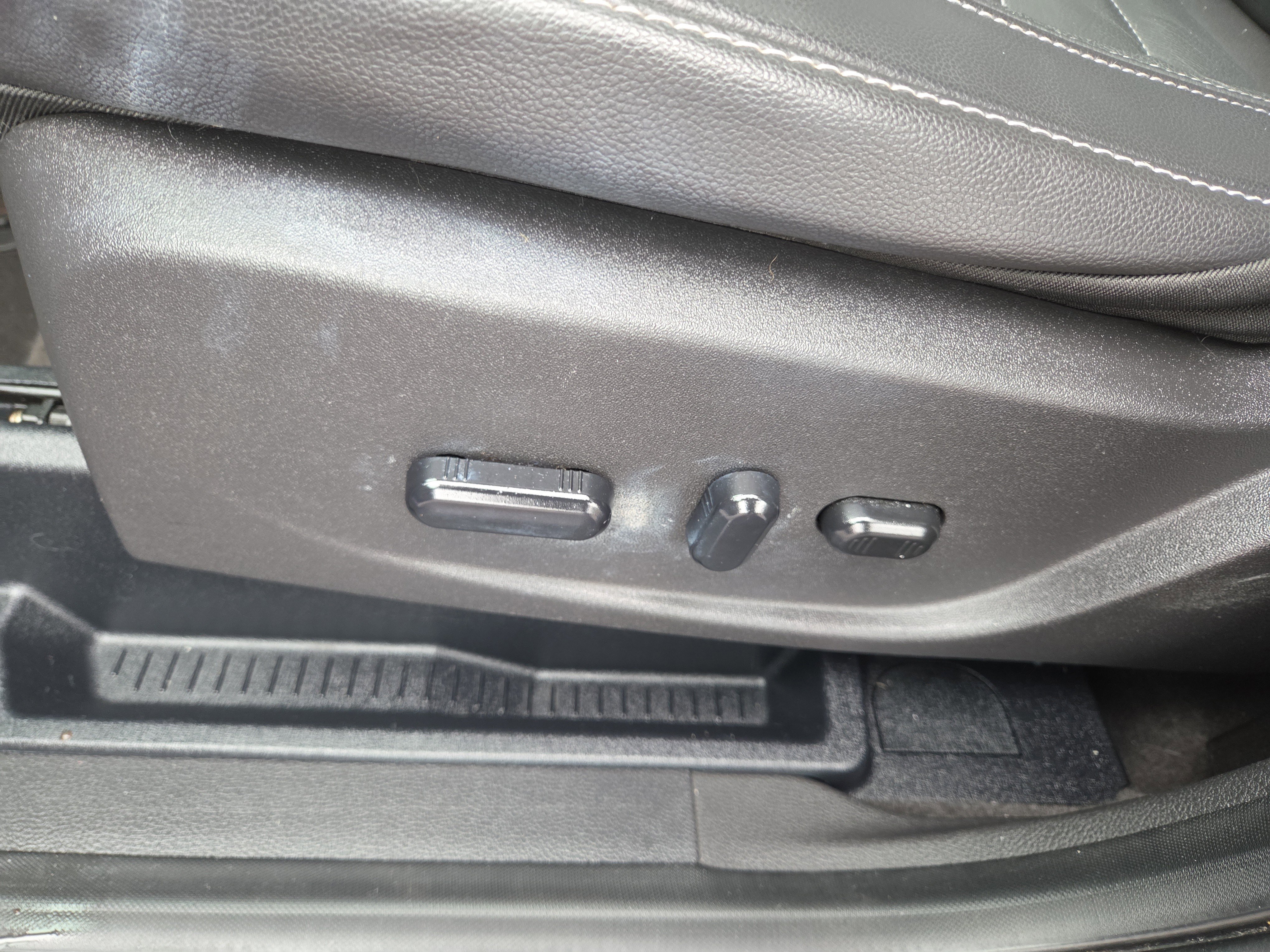 Used 2016 Ford Escape Titanium image 32