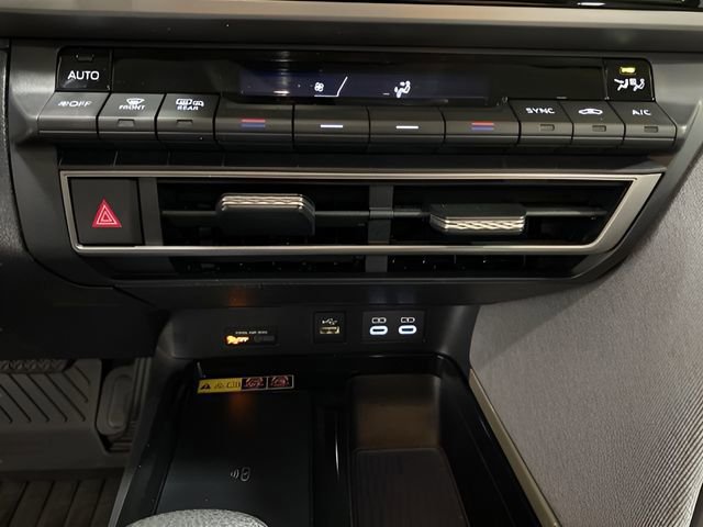 Used 2025 Toyota Camry LE AWD/4WD image 19