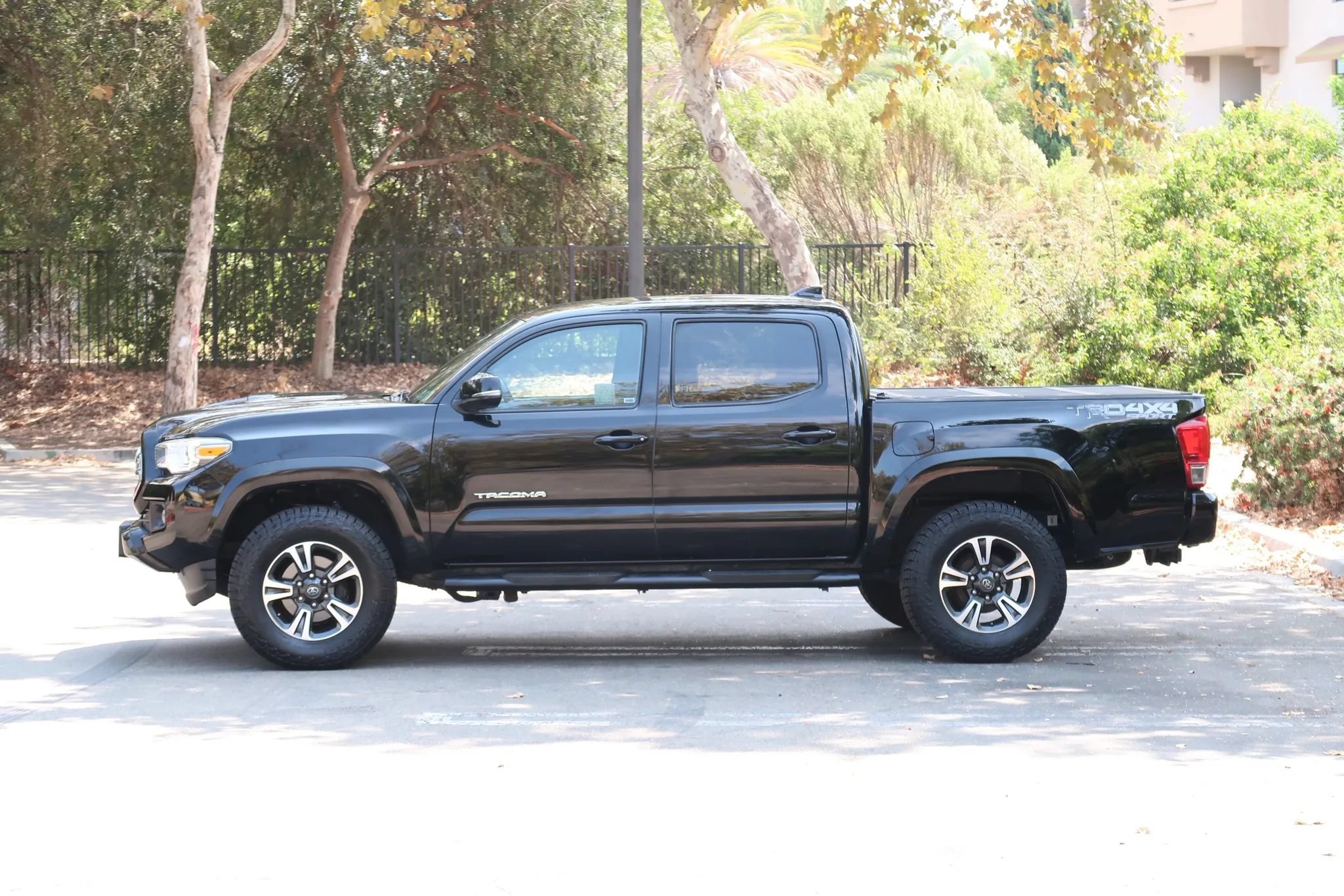 Used 2017 Toyota Tacoma TRD Sport w/ Tow Package (A/T) AWD/4WD image 5