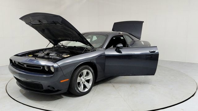 Used 2017 Dodge Challenger SXT w/ Driver Convenience Group image 9