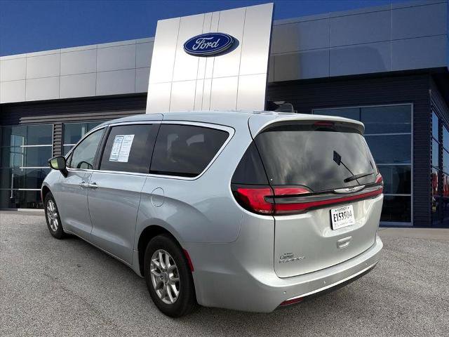 Used 2024 Chrysler Pacifica Touring-L image 3