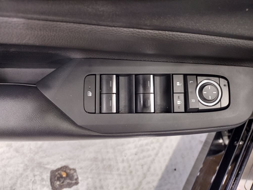 Used 2024 Toyota Prius Prime FWD image 17