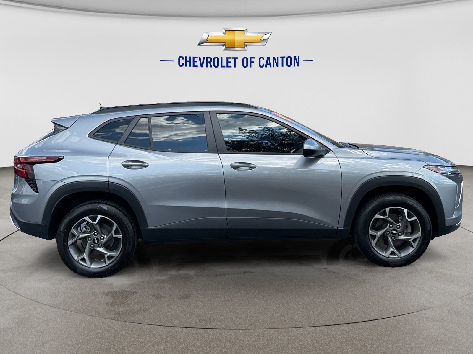 Used 2025 Chevrolet Trax LT w/ Driver Confidence Package FWD image 4