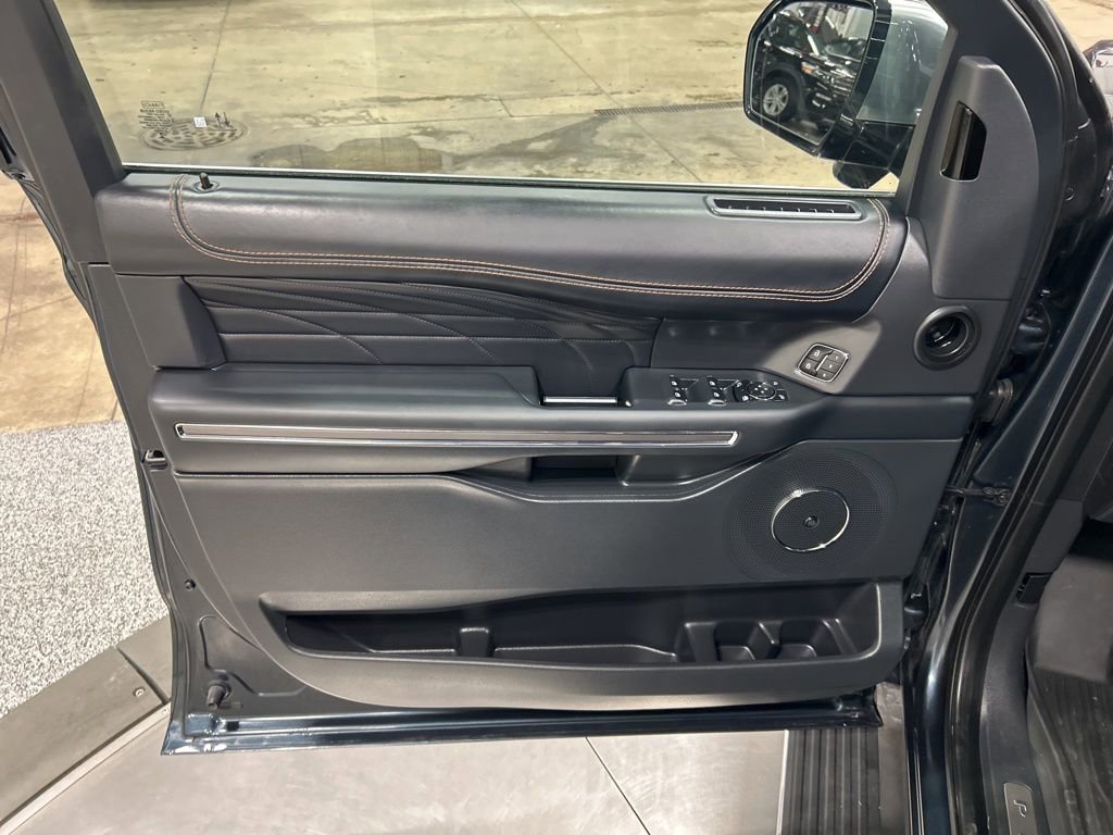 Used 2023 Ford Expedition Platinum image 13