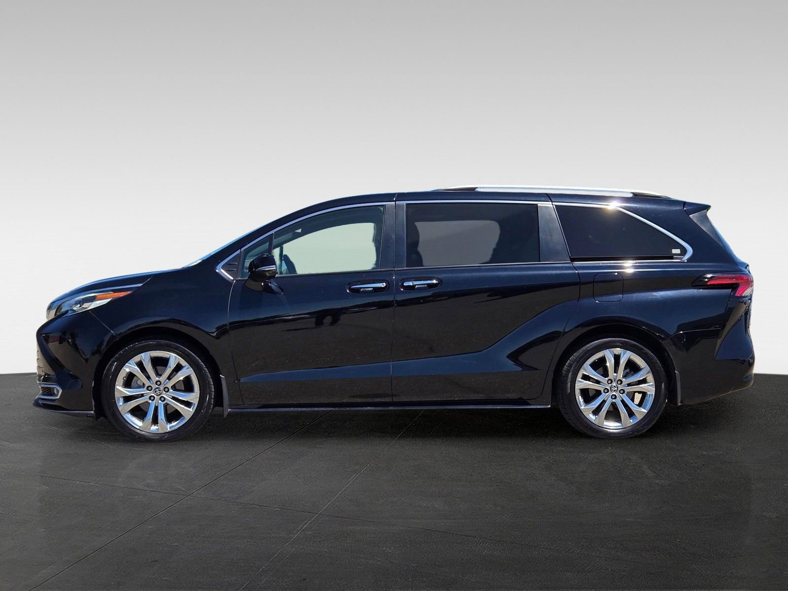Used 2022 Toyota Sienna Platinum FWD image 7