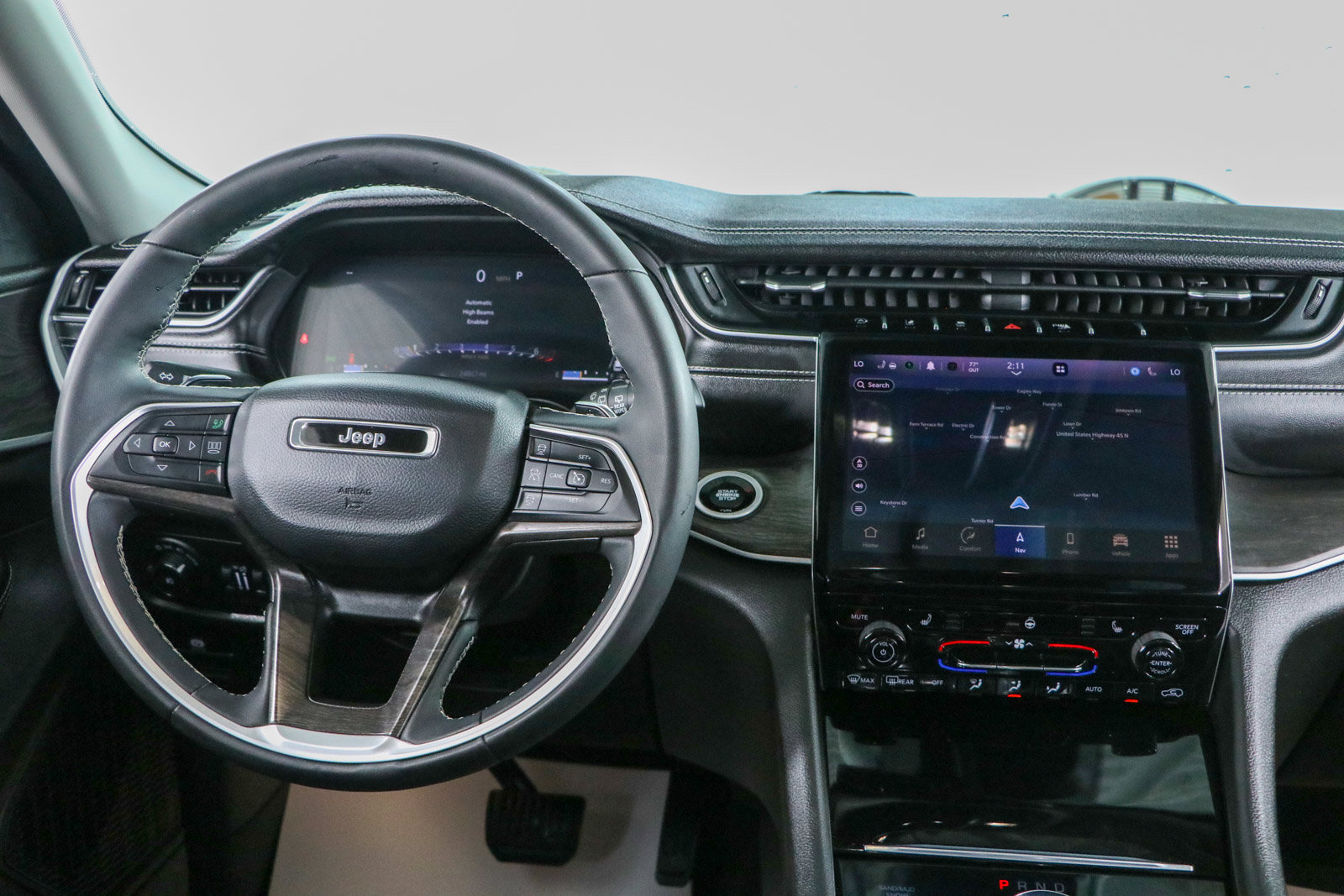 Used 2023 Jeep Grand Cherokee Limited w/ Black Appearance Package AWD/4WD image 17