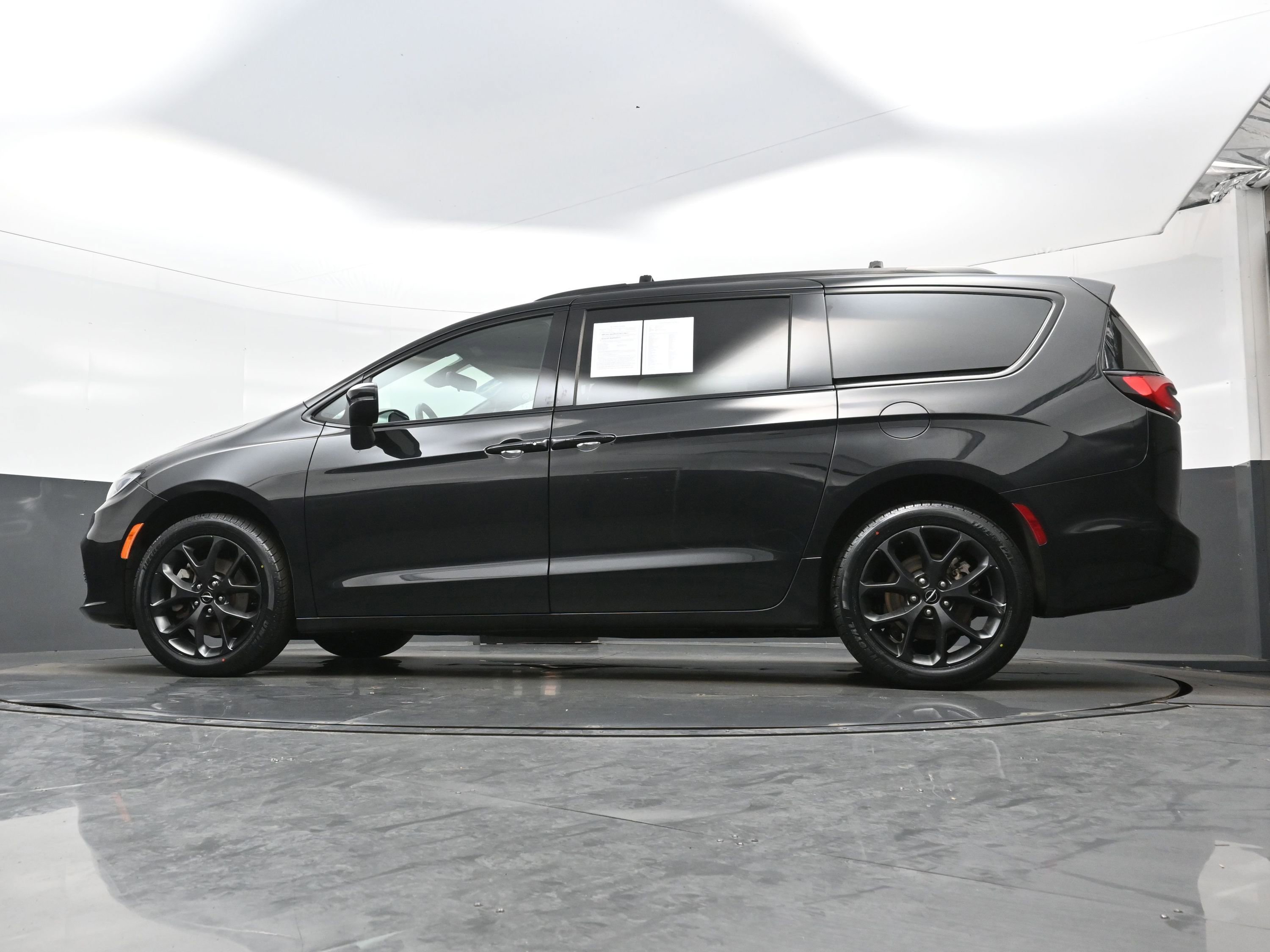 Used 2023 Chrysler Pacifica Touring-L w/ S Appearance Package image 28