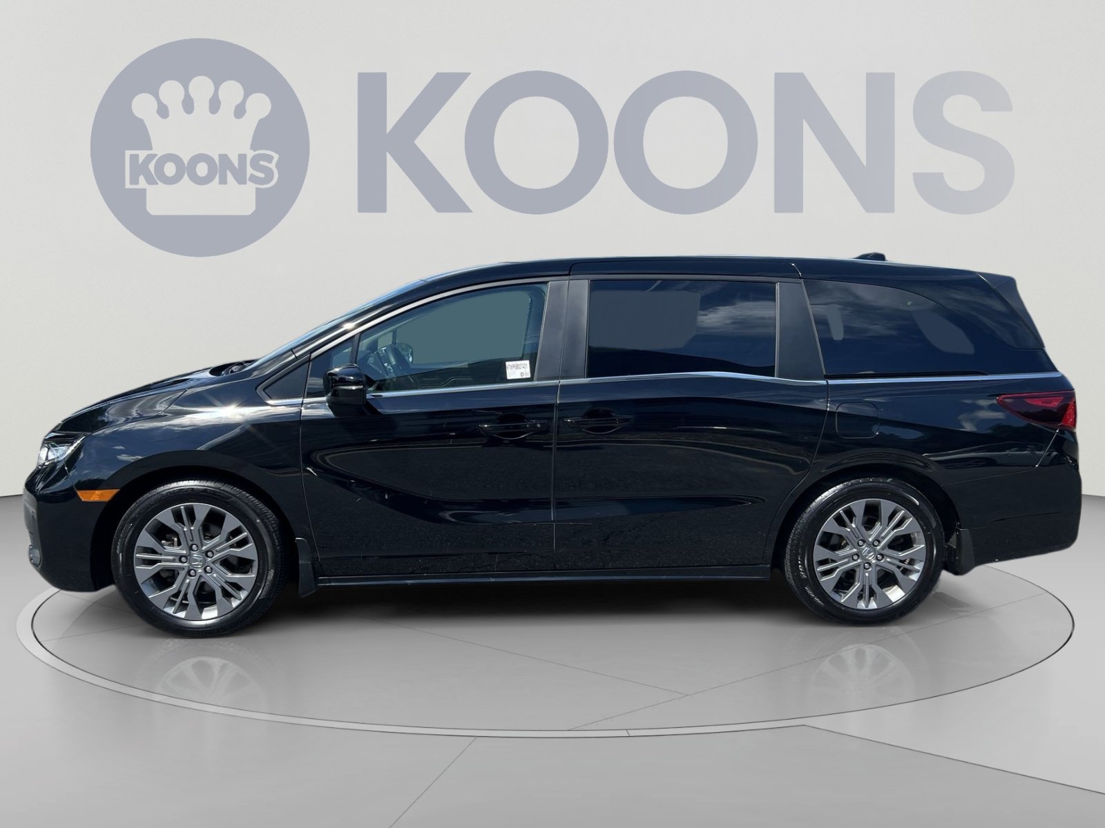 Used 2025 Honda Odyssey Touring image 2
