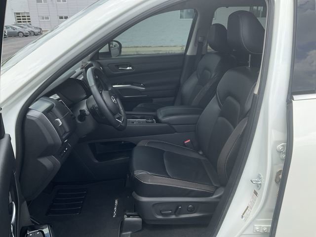Used 2023 Nissan Pathfinder SL w/ Black Appearance Package AWD/4WD image 11