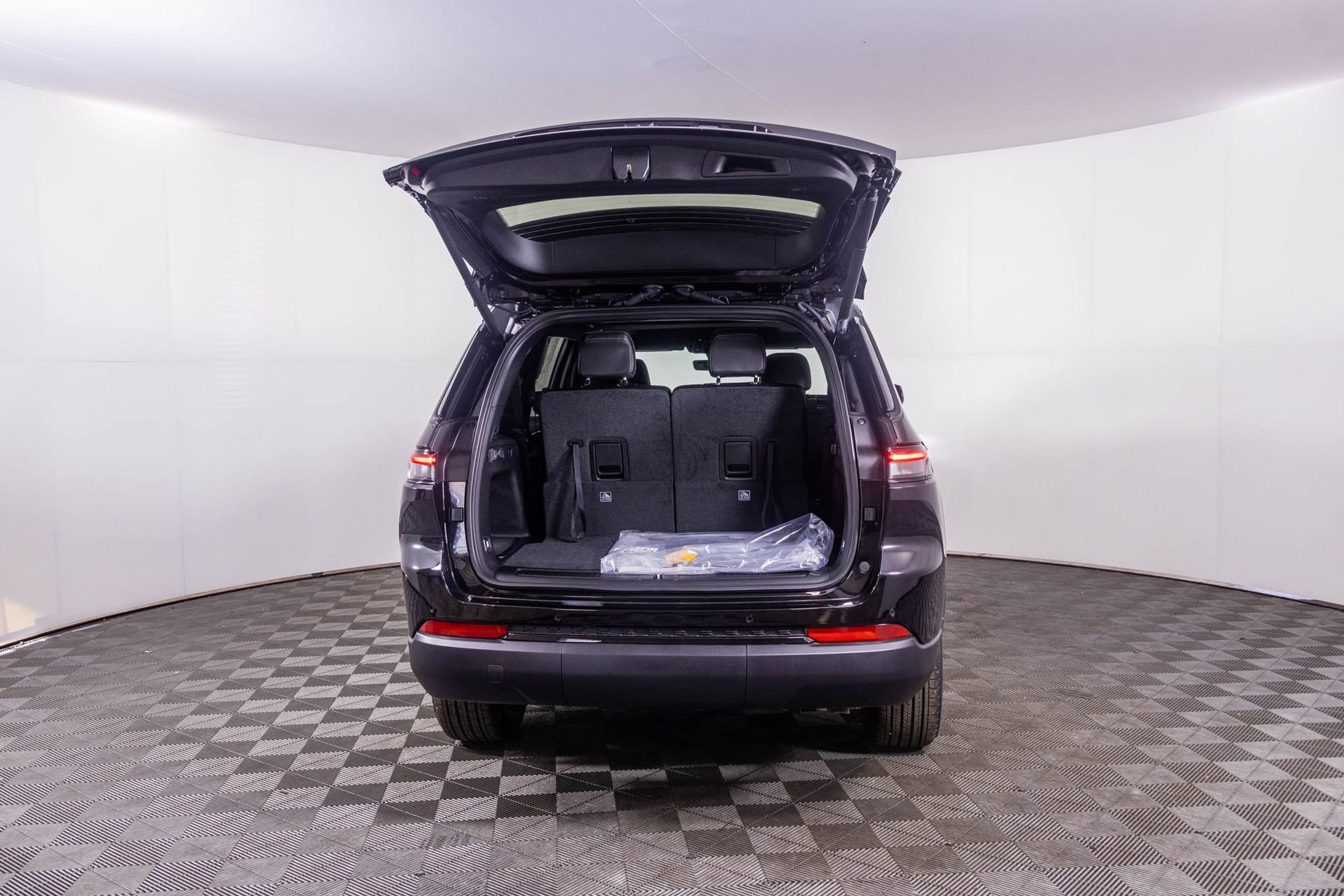 New 2025 Jeep Grand Cherokee L Altitude image 36